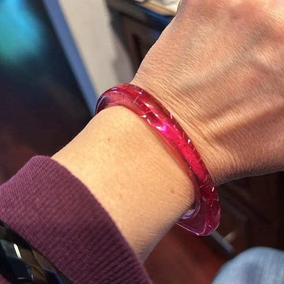 Plastic rounded triangle Barbie pink bangle - Picture 7 of 10